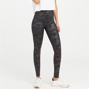 Spanx Faux Leather Camo Leggings black Large